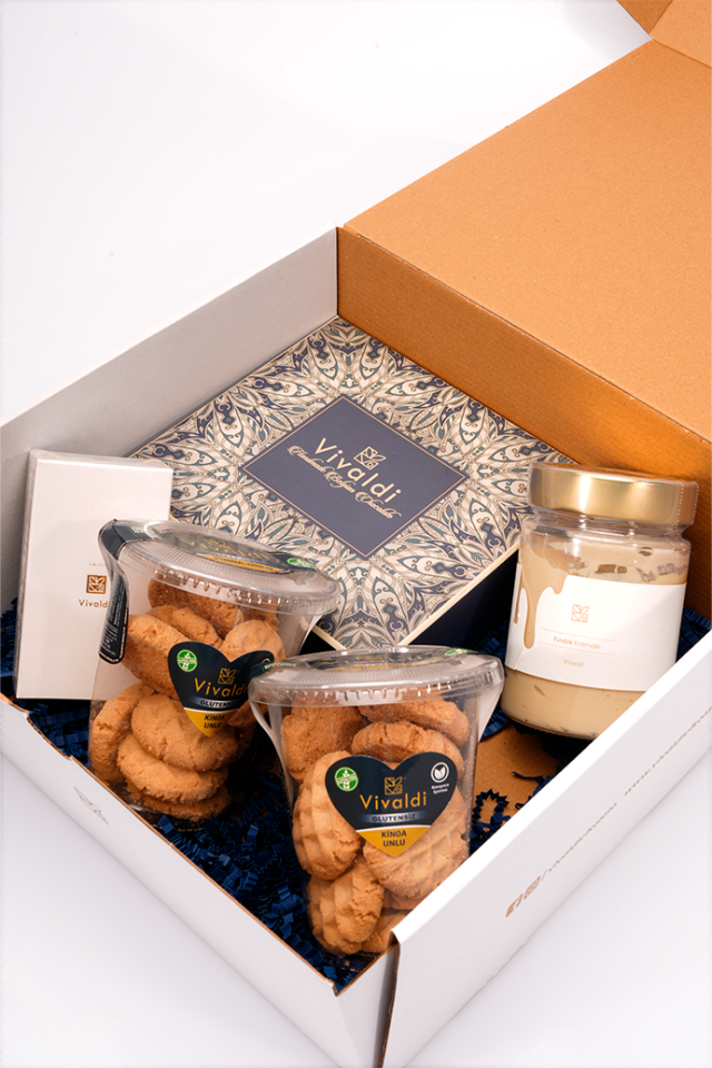 Vivaldi Concerto Hediye Seti - El Yapımı Belçika Çikolatası, Gurme Fındık Kreması, Unisex Parfüm ve Türk Kahvesi Deneyimi