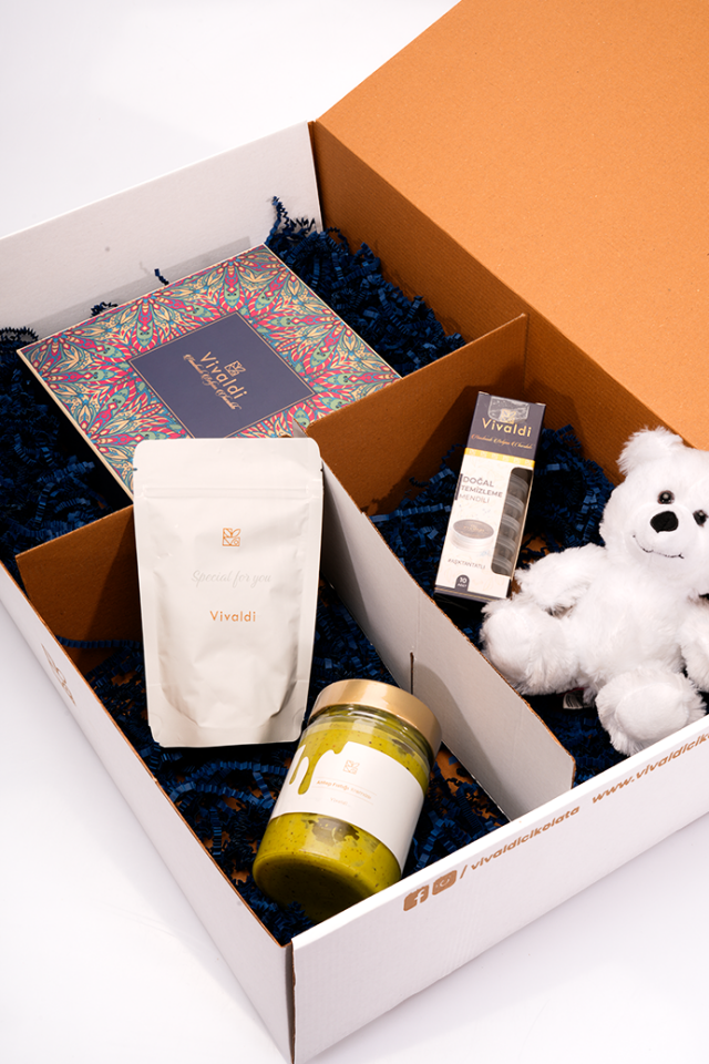 Vivaldi Piano Hediye Seti - El Yapımı Belçika Çikolatası, Antep Fıstığı Kreması, Türk Kahvesi ve Beyaz Peluş Ayıcık