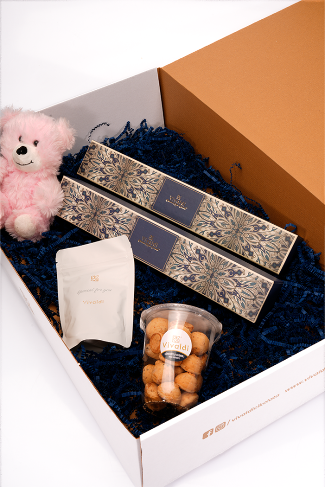 Vivaldi Dolce Hediye Kutusu – Özel Tasarım Çikolata, Tuzlu Kurabiye ve Peluş Ayıcık Seti